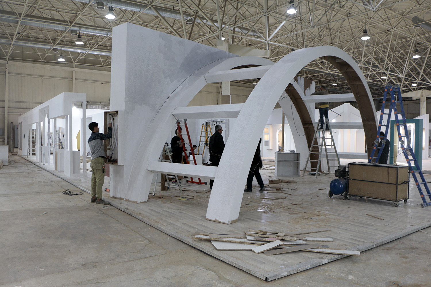 آماده‌سازی غرفه آذربایجان غربی در شانزدهمین نمایشگاه گردشگری تهران