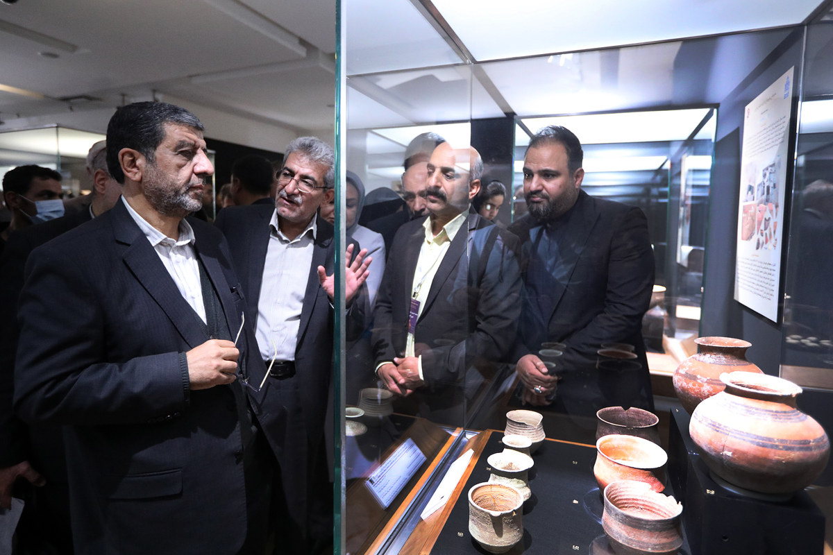بازدید مهندس ضرغامی از نمایشگاه گزیده‌ای از یافته‌های باستان‌شناسی در موزه ملی ایران