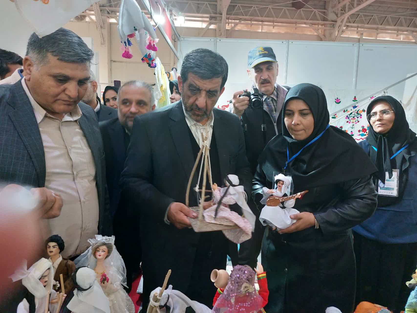 حضور وزیر میراث‌فرهنگی در غرفه معرفی ظرفیت‌های صنایع‌دستی باخرز