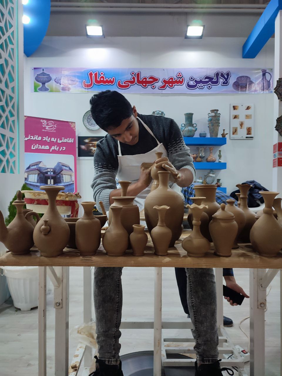 سفالگران همدانی در نمایشگاه ملی صنایع‌دستی هنرنمایی می‌کنند