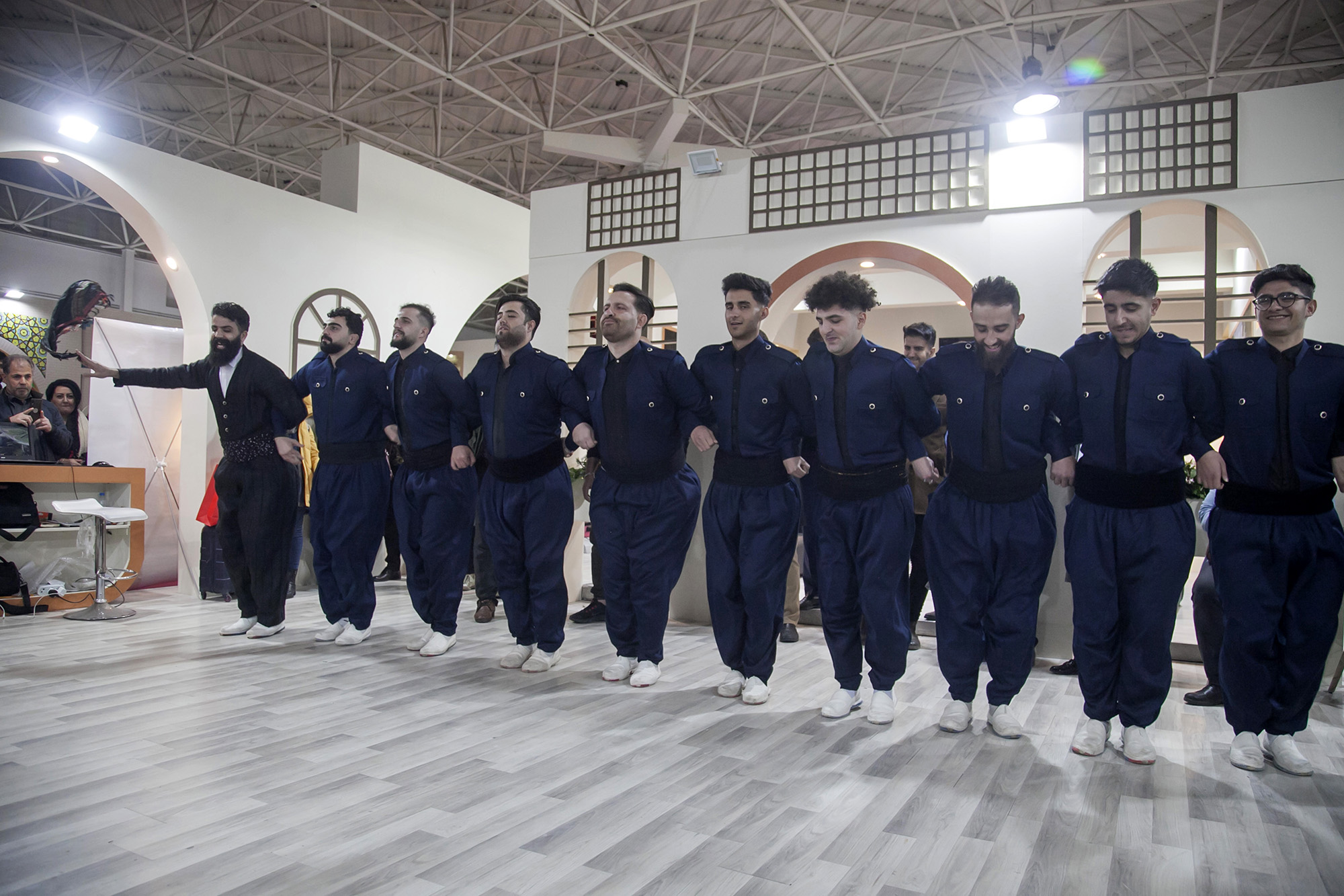 اجرای مراسم آئینی اتحاد اقوام ایرانی در غرفه استان کرمانشاه