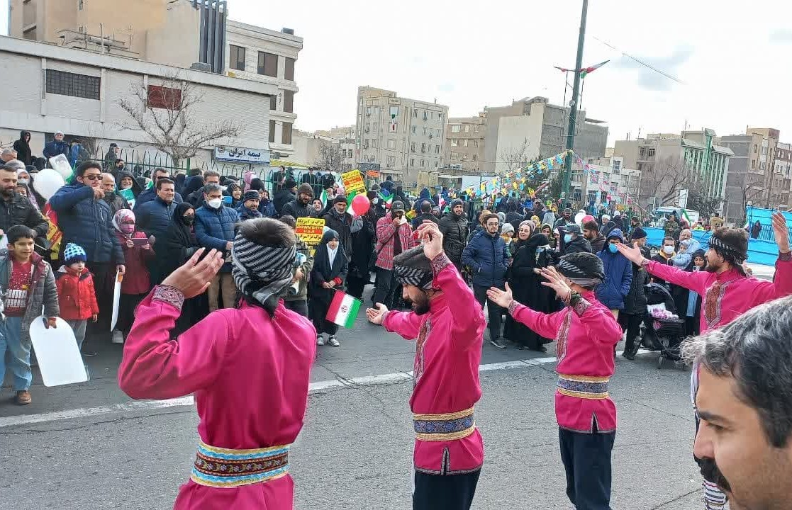 اجرای موسیقی فولکلوریک خراسان شمالی در مسیر راهپیمایی تهران