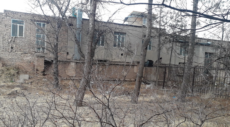 دیوار محوطه بنای بانک ملی تاکستان مرمت می‌شود