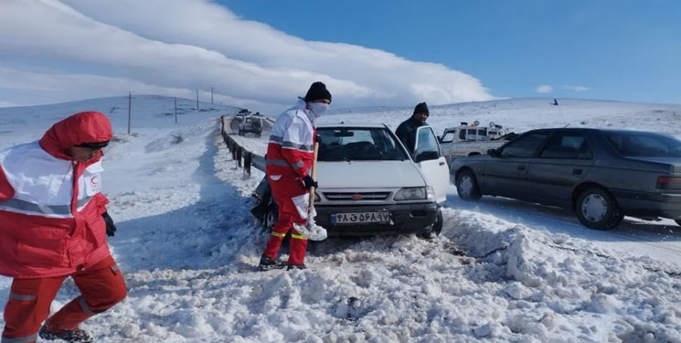 امدادرسانی هلال‌احمر به ۲۵۱ مسافر نوروزی گرفتار در برف و کولاک