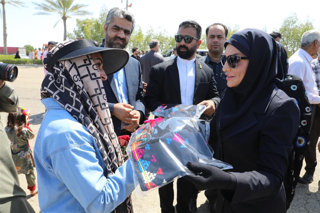 اهدای شال و روسری به میهمانان نوروزی منطقه آزاد چابهار