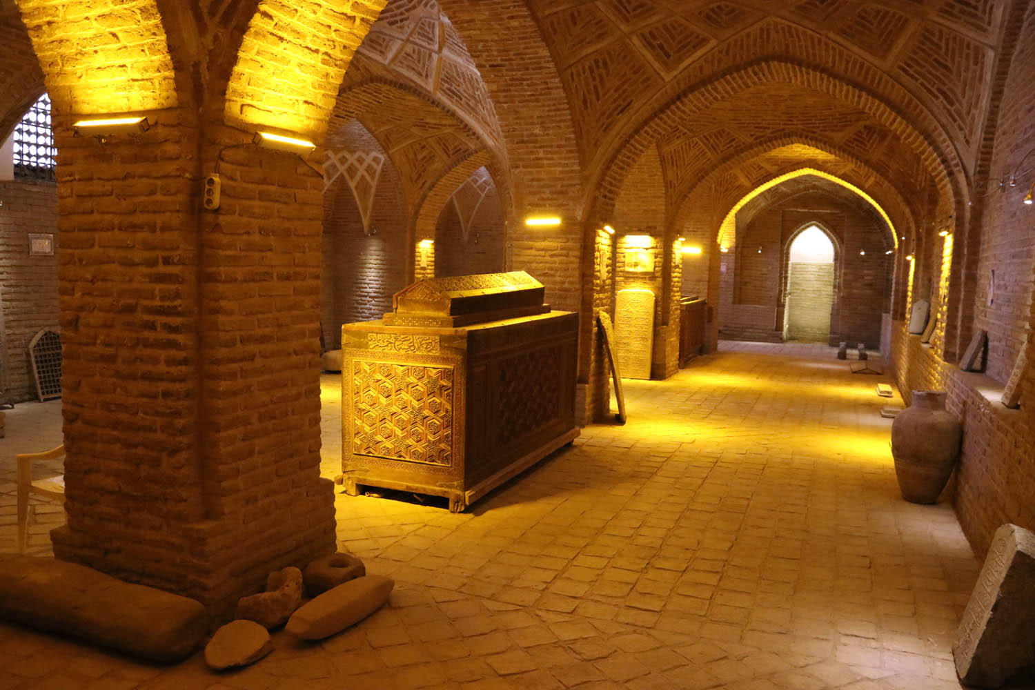 نمایشگاه نوروزی خط و نشان در شبستان شرقی مسجد امام خمینی(ره) سمنان برپا شد
