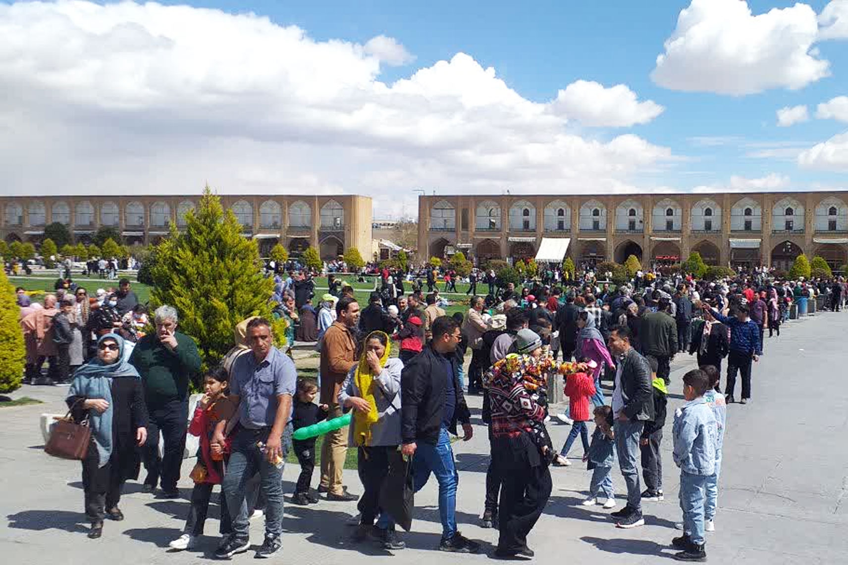 بازدید از میدان امام (ره) اصفهان از مرز 150 هزار نفر گذشت