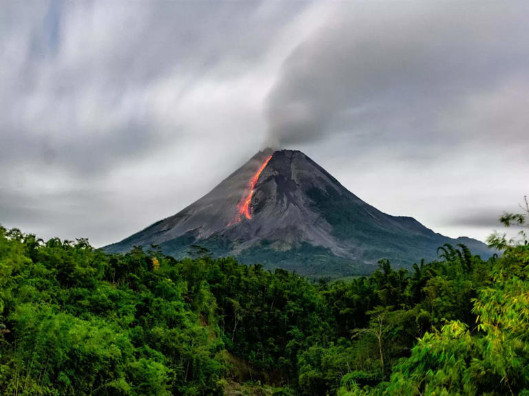 فوران آتشفشان کوه مراپی اندونزی، گردشگری این کشور را متوقف کرد