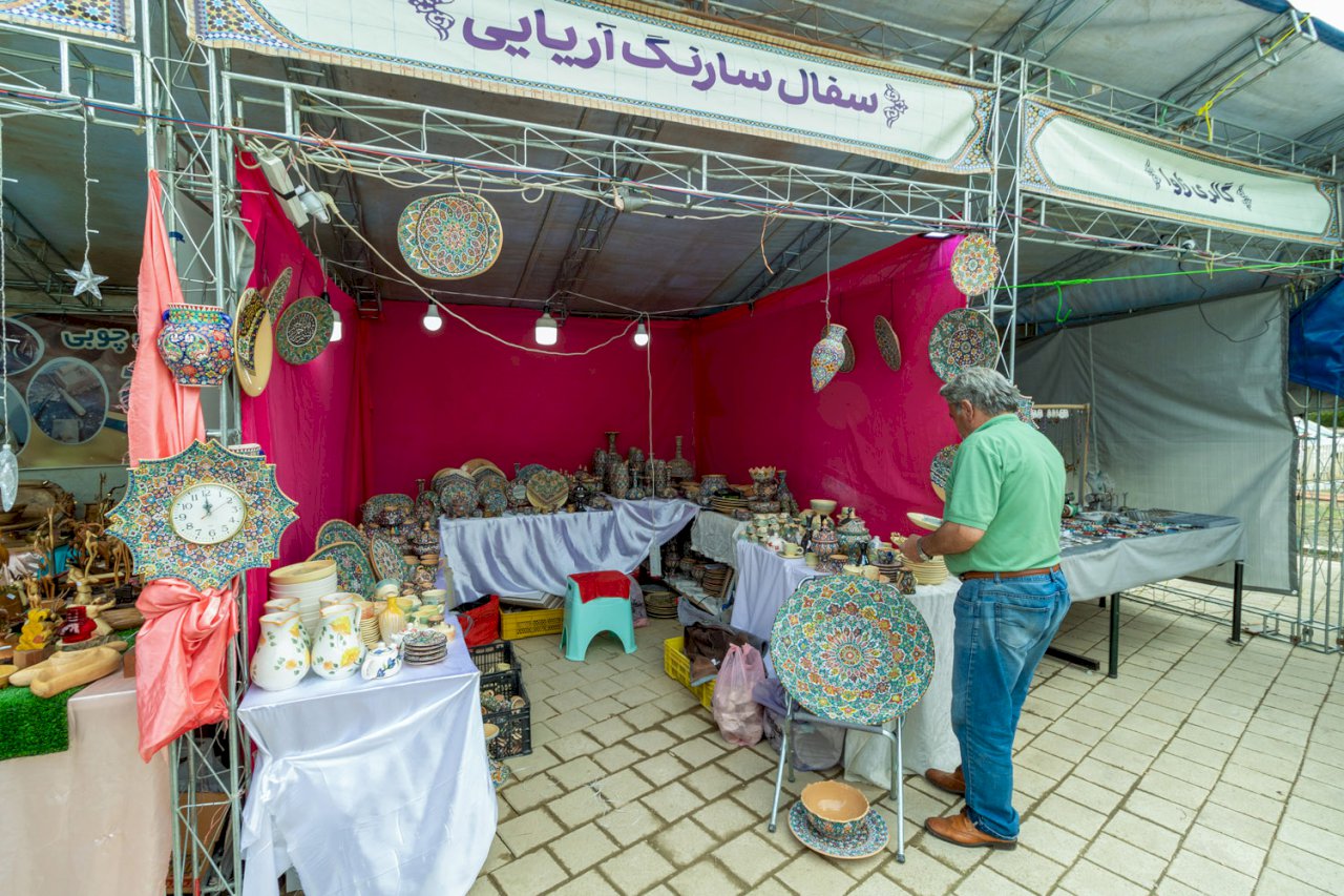 استقبال گردشگران از نمایشگاه صنایع‌دستی همدان