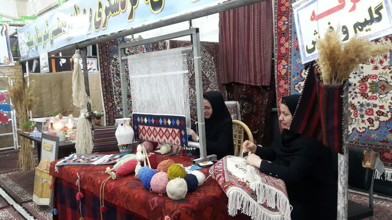 برپایی نمایشگاه صنایع دستی در امامزاده احمد سنقر