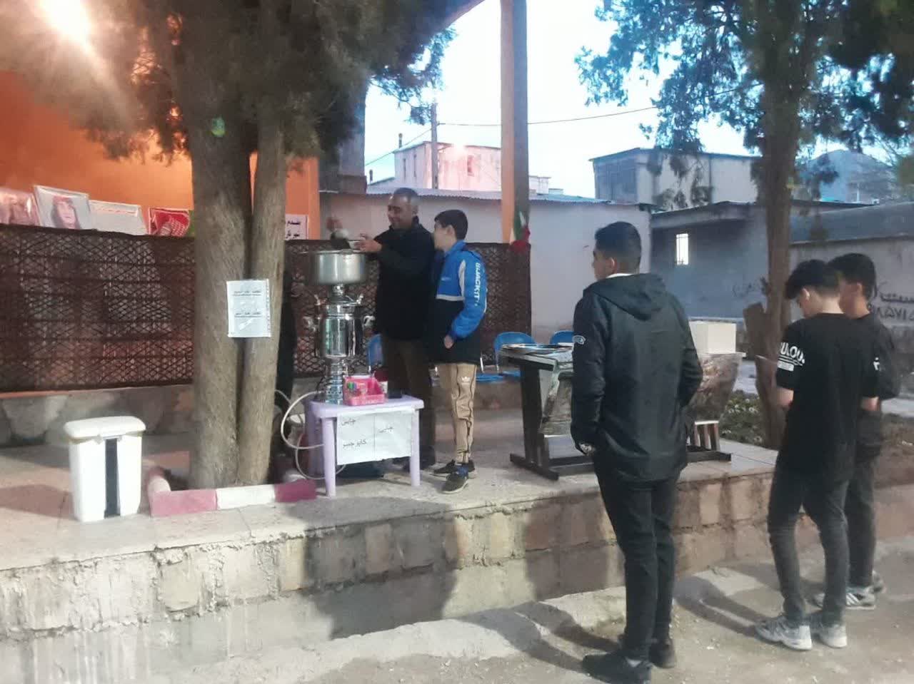 پذیرایی از گردشگران نوروزی در پارک سراب هرسین با افطاری ساده