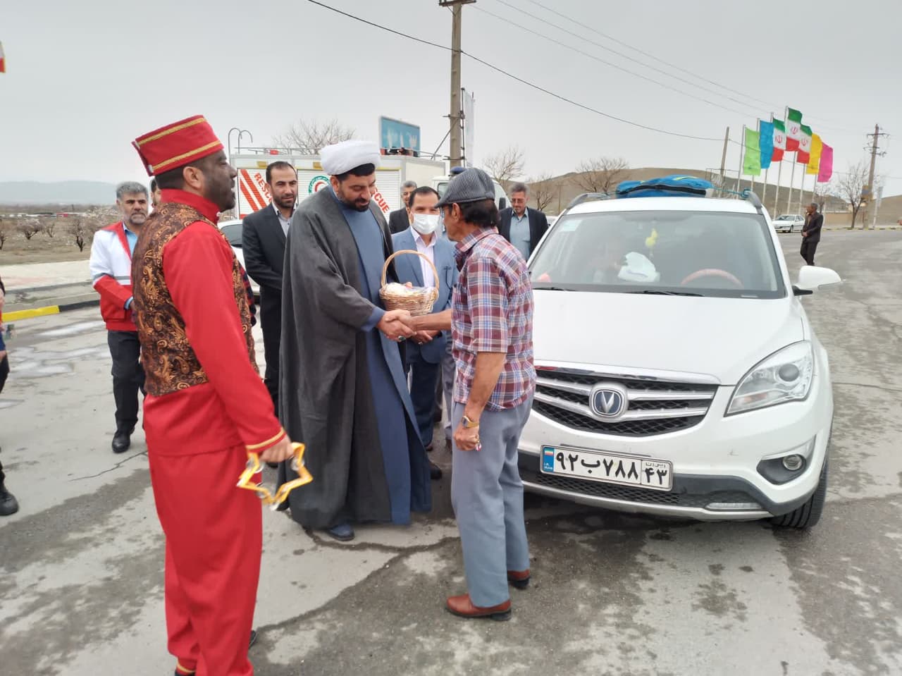 استقبال از اولین مسافران نوروزی در مبادی ورودی استان همدان