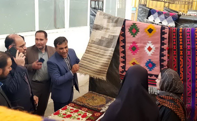 افتتاح نمایشگاه و بازارچه نوروزی صنایع‌دستی و سوغات در بوئین‌زهرا