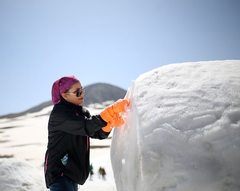 جشنواره مجسمه‌های یخی در هگمتانه برگزار شد