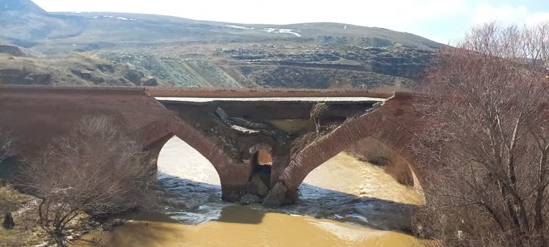 تخریب بخشی از پل ساروق تکاب بر اثر سیلاب