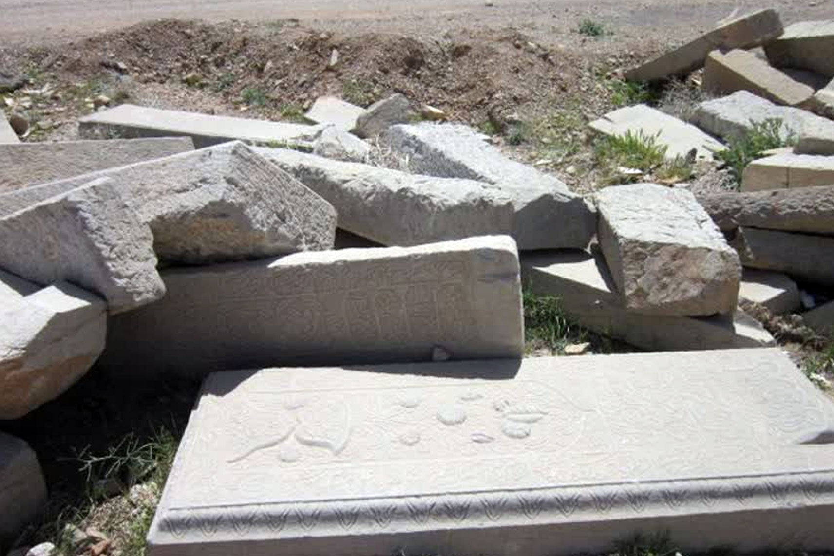 انتقال سنگ‌قبرهای قدیمی در امامزاده سید محمد(ع) خمینی‌شهر اصفهان به محل اصلی