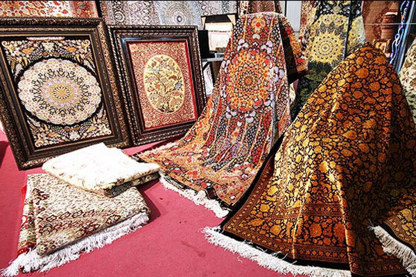 نمایشگاه دائمی دستبافته‌های اصیل ایرانی در محوطه موزه فرش میزبان علاقه‌مندان است