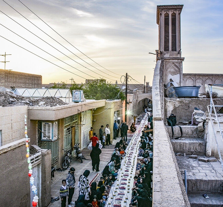 طولانی ترین سفره افطار در محله گلچینان یزد