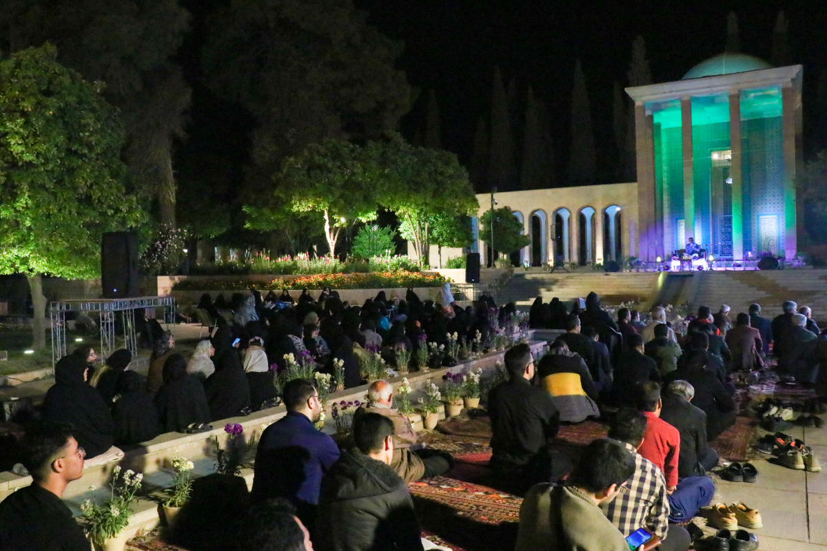 مراسم احیای شب های قدر در جوار آرامگاه های حافظ و سعدی