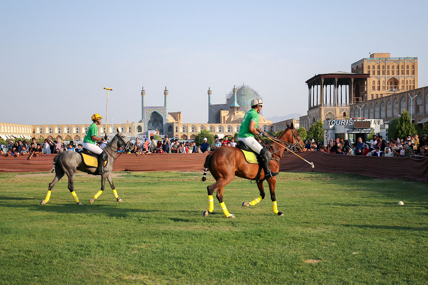 تاخت و تاز اسب‌ها در تاریخی‌ترین میدان ورزشی جهان