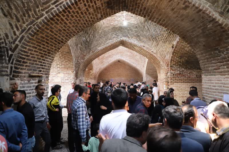 جشنواره بادبادک‌ها در کاروان‌سرای ۵۵۰ ساله نیک‌پی زنجان برگزار شد.