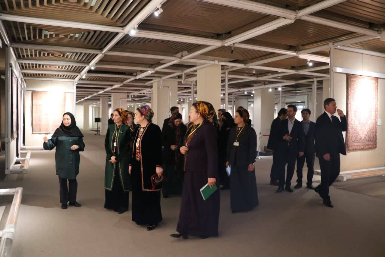 بازدید همسر رئیس‌جمهوری ترکمنستان از موزه فرش ایران