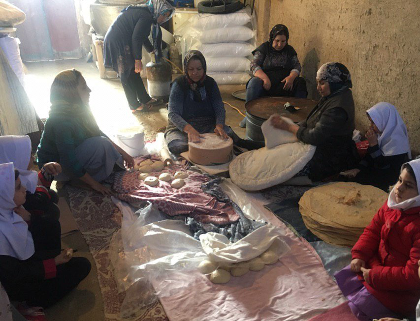 پخت نان محلی توسط زنان روستای جوبند