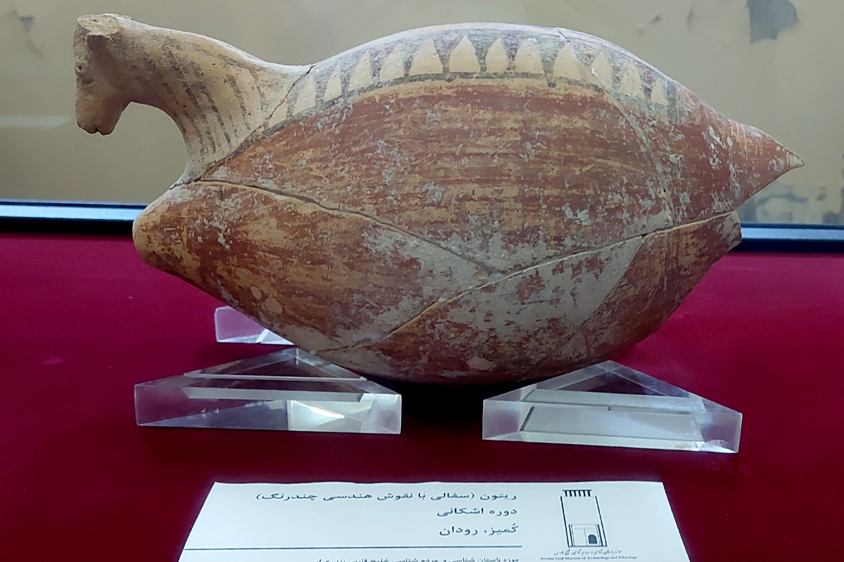 نمایش 31 قطعه ظروف سفالی از کشفیات اتفاقی کمیز رودان در موزه بندرعباس