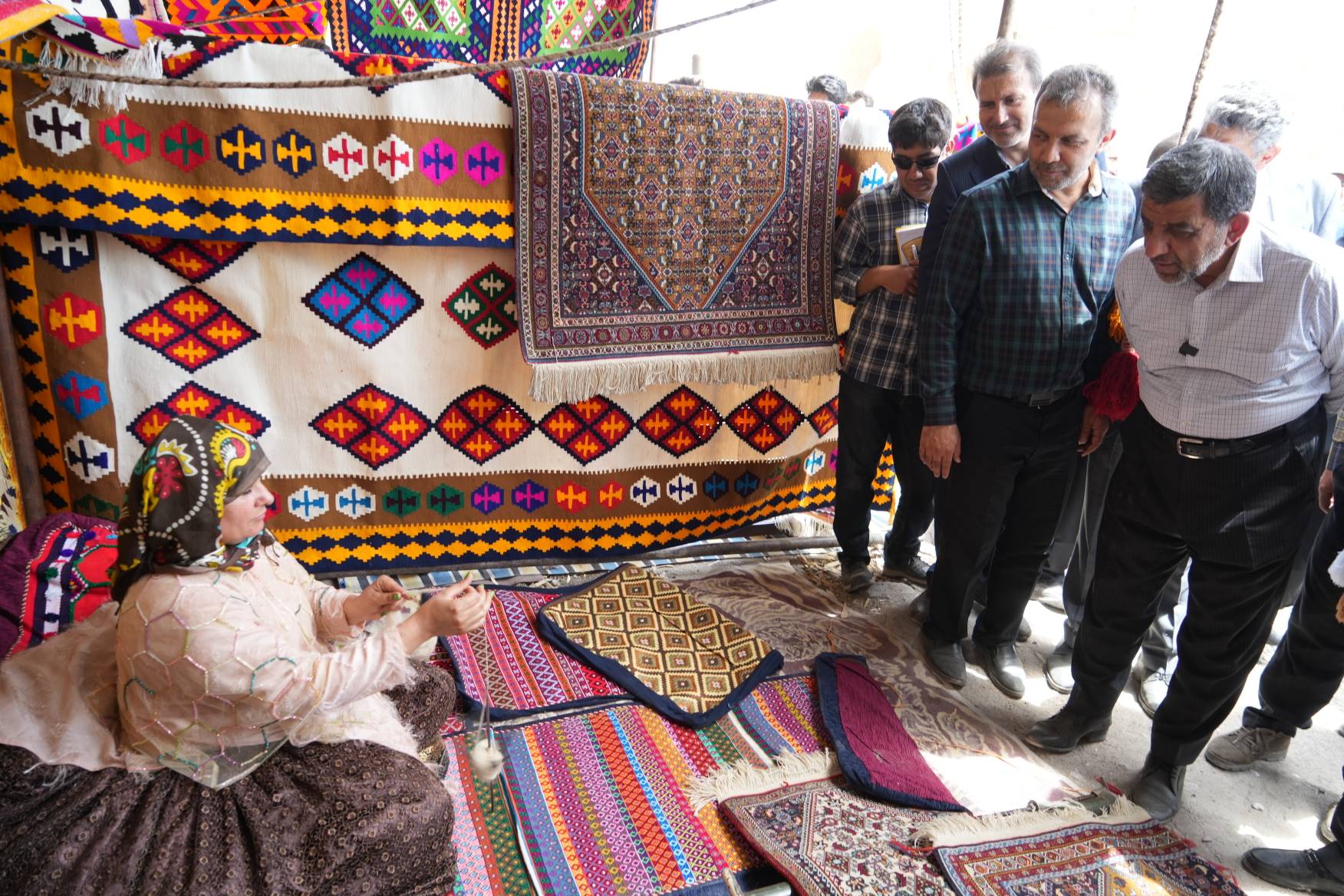 بازدید وزیر میراث‌فرهنگی از نمایشگاه صنایع‌دستی کاخ اردشیر 