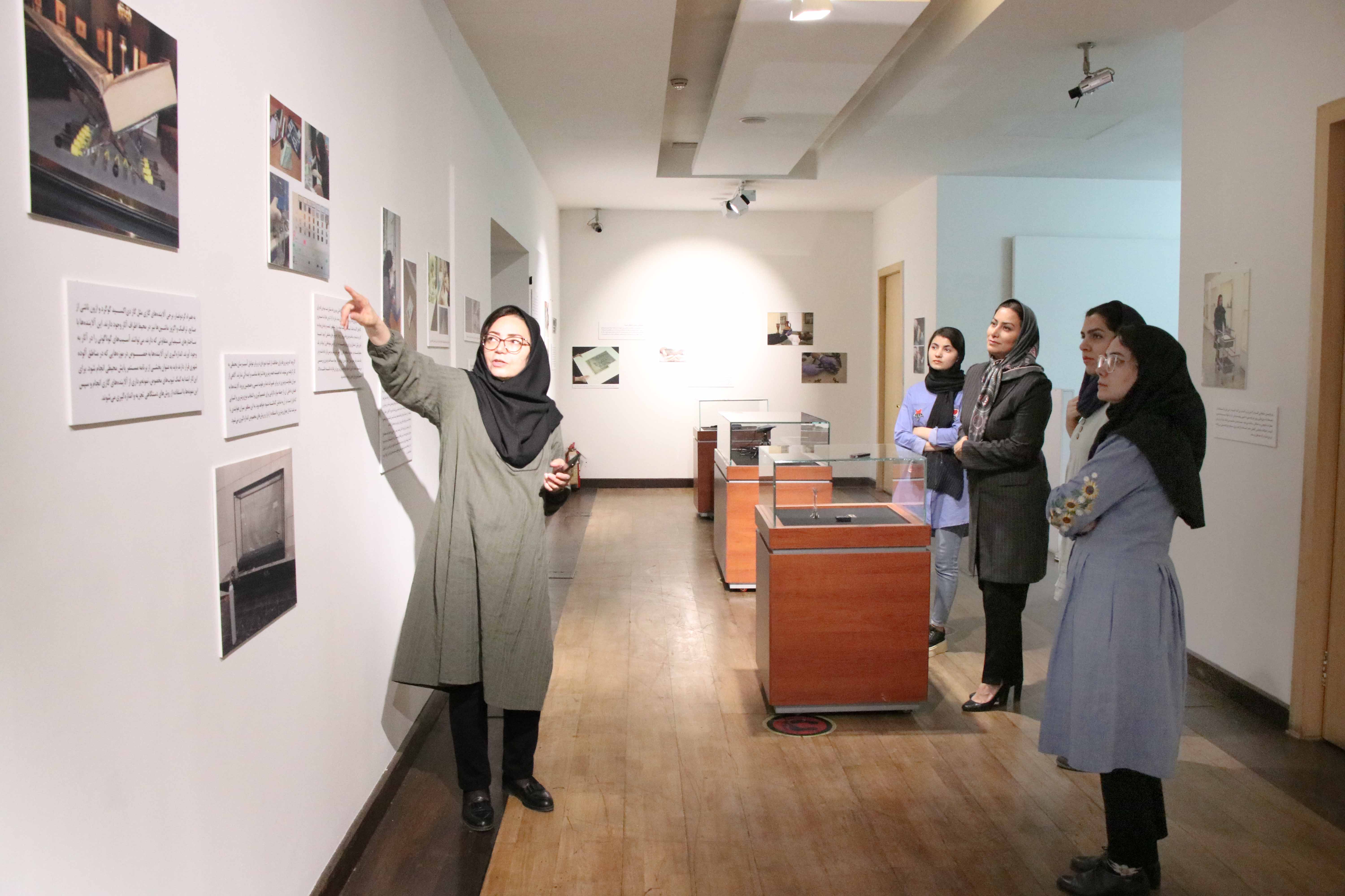بازدید کارگروه موزه‌های خصوصی ایکوم ایران از نمایشگاه مراقبت از مجموعه‌های موزه‌ای
