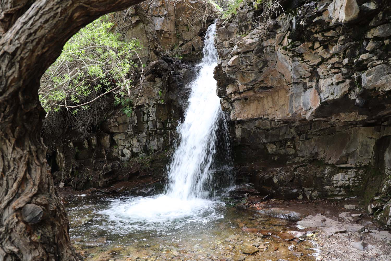 آبشار سهرین، آبشاری در دل کوهستان