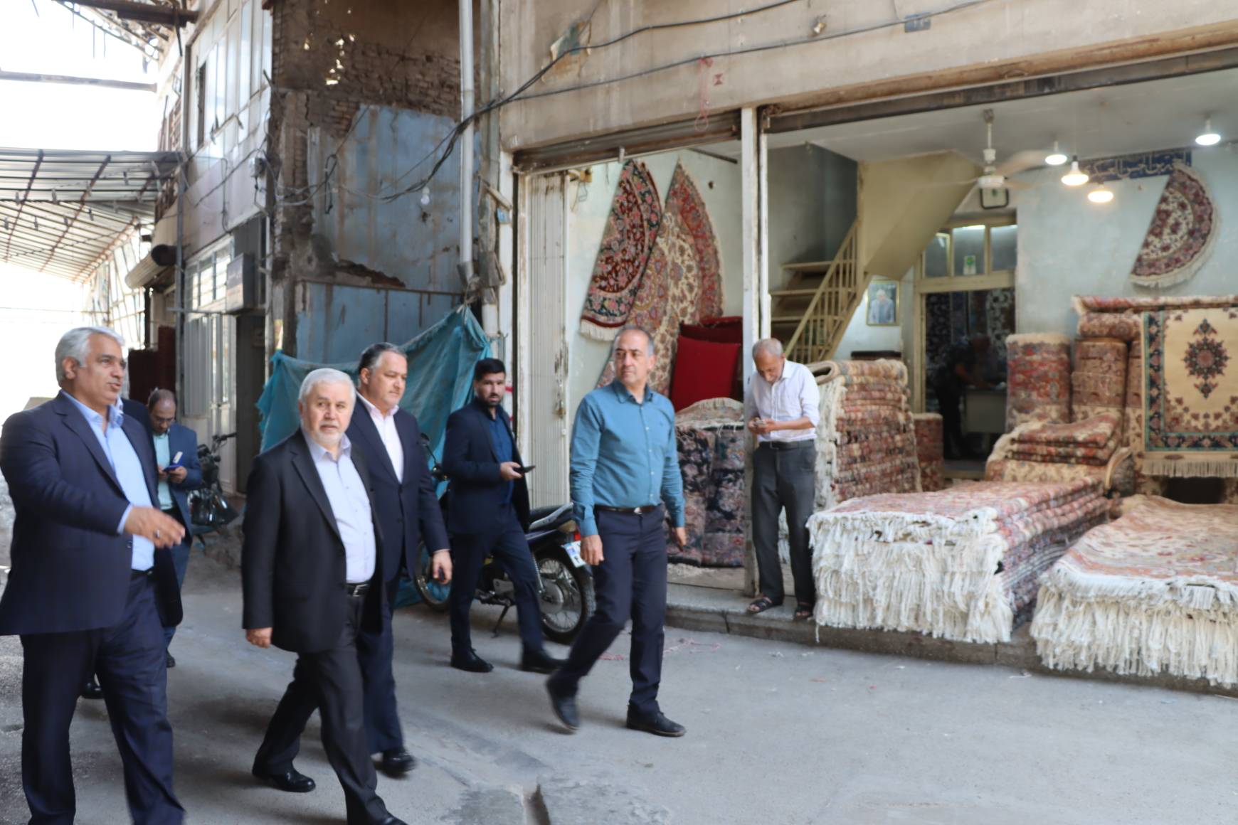 قائم مقام وزیر میراث‌فرهنگی از بازار تاریخی فرش مشهد بازدید کرد
