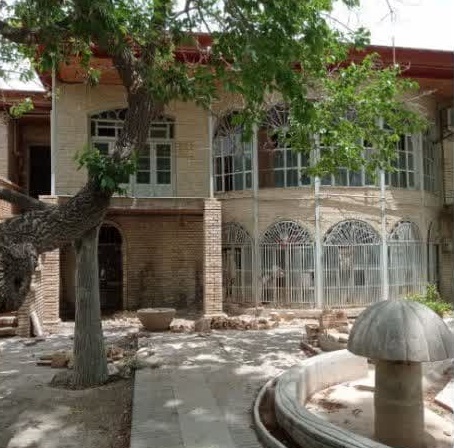 شهرداری ملایر بنای قدیمی باغ تاریخی سیفیه همدان را مرمت می‌کند