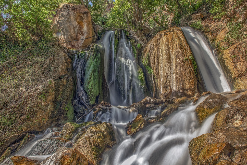 آبشار وارك خرم‌آباد؛ آبشاری پلکانی و چشم نواز
