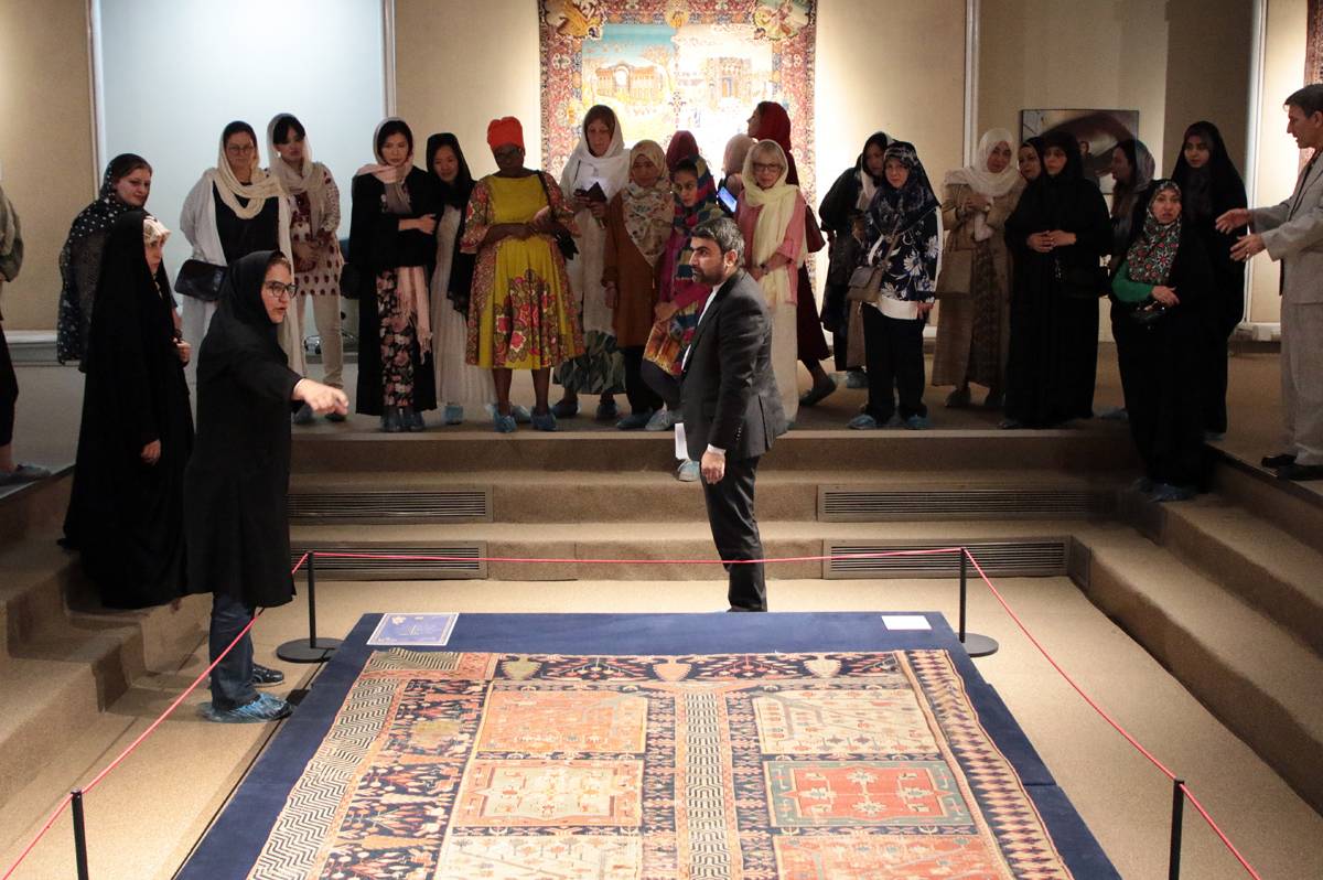 همسران 29 سفیر و کاردار از موزه فرش ایران بازدید کردند