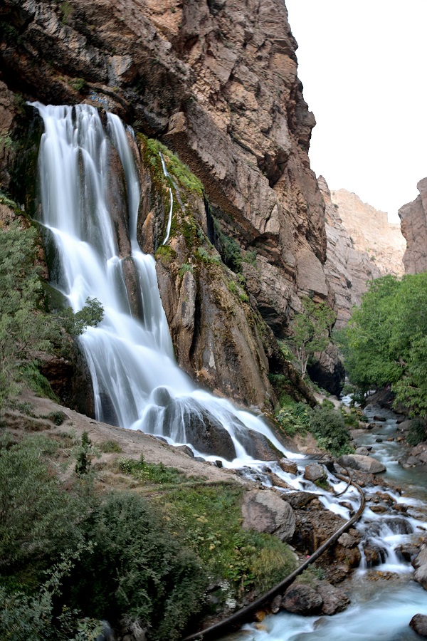 آبشار آب سفيد الیگودرز؛ عروس آبشارهای ایران