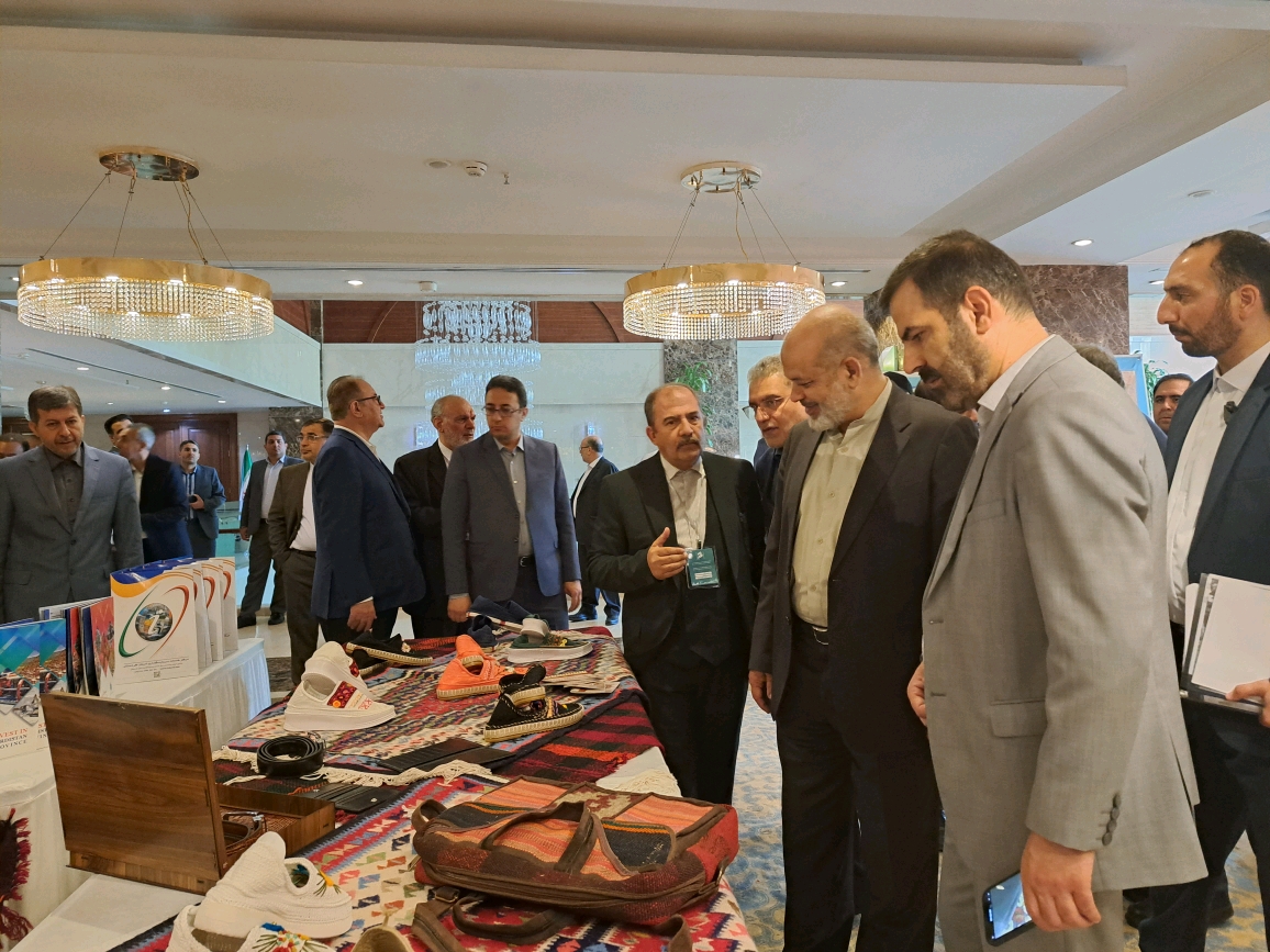 بازدید وزیر کشور از نمایشگاه صنایع‌دستی استان‌های شمال غرب کشور در ارومیه