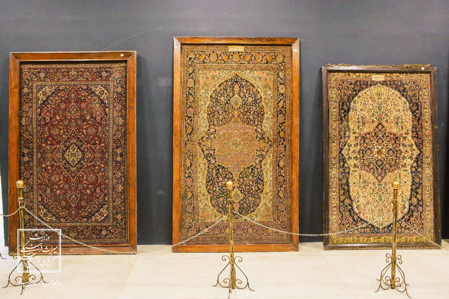 نمایش سنگ‌های قیمتی و نیمه قیمتی و رونمایی از پنج فرش قدیمی در موزه رشت