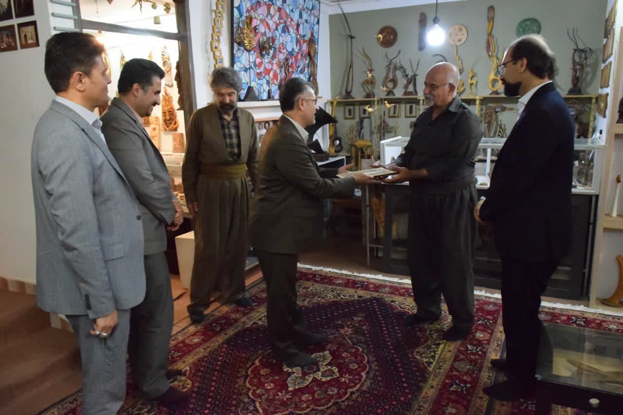 دیدار و تجلیل از هنرمندان پیشکسوت صنایع‌دستی و هنرهای سنتی کردستان