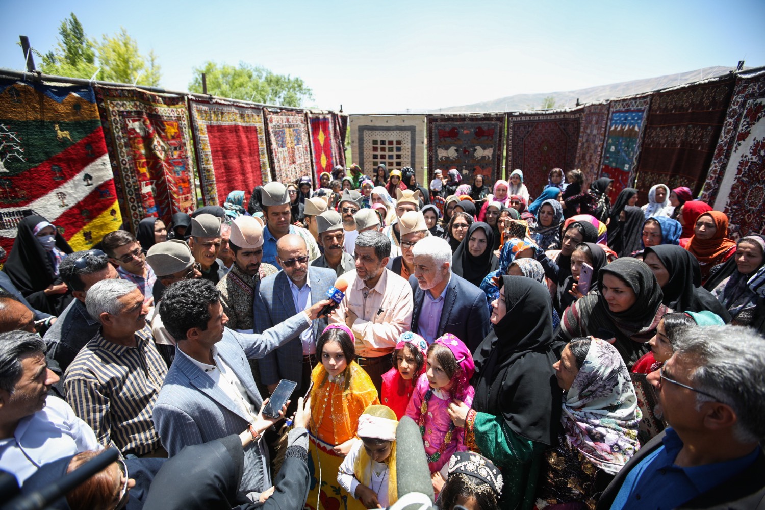 پیگیر رفع مشکلات بیمه هنرمندان صنایع‌دستی هستیم