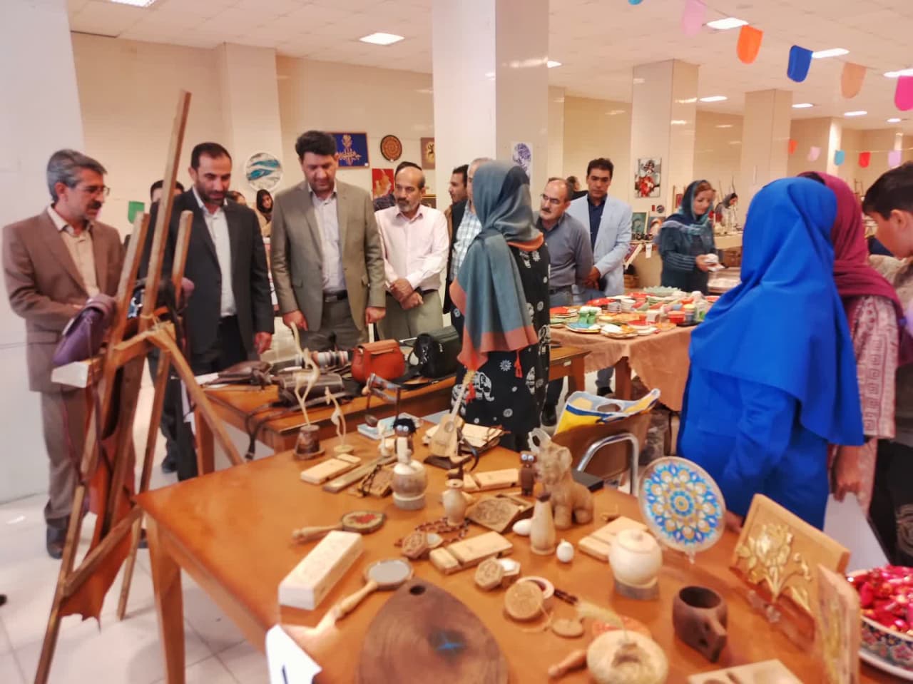 برپایی نمایشگاه  تولیدات صنایع‌دستی هنرمندان در ملایر همدان