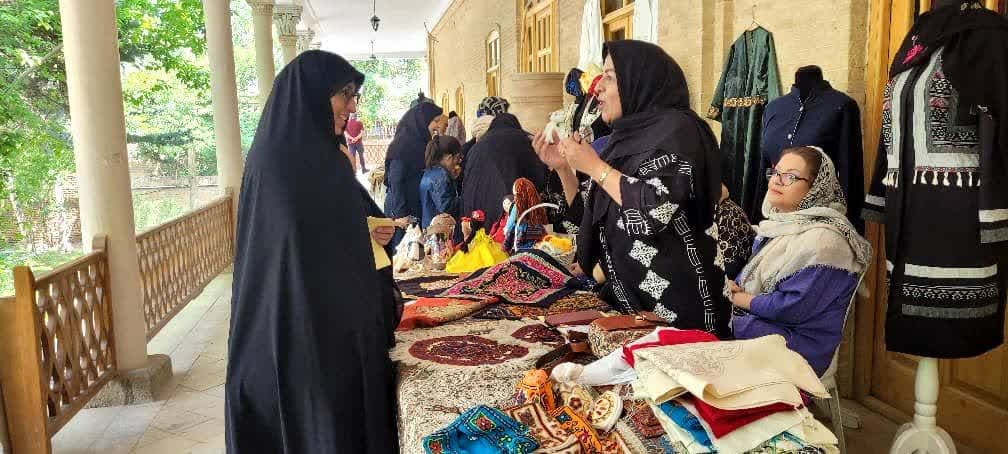 نمایشگاه لباس‌های سنتی در باغ نظری همدان برگزار شد