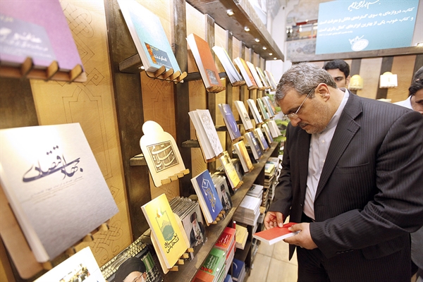 معاون گردشگری از نمایشگاه بین‌المللی کتاب بازدید کرد