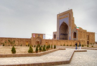 اهدای سیم‌کارت به بازدیدکنندگان مجموعه تاریخی ابوبکر تایبادی