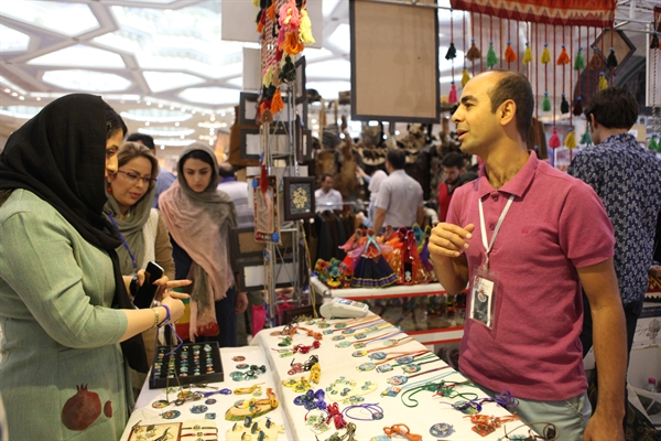 نمدمالی و سنگهای قیمتی سمنان در نمایشگاه صنایع دستی